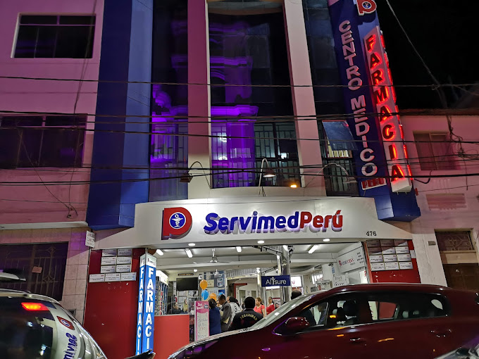 Fachada de Farmacia Servimed Perú en Chiclayo